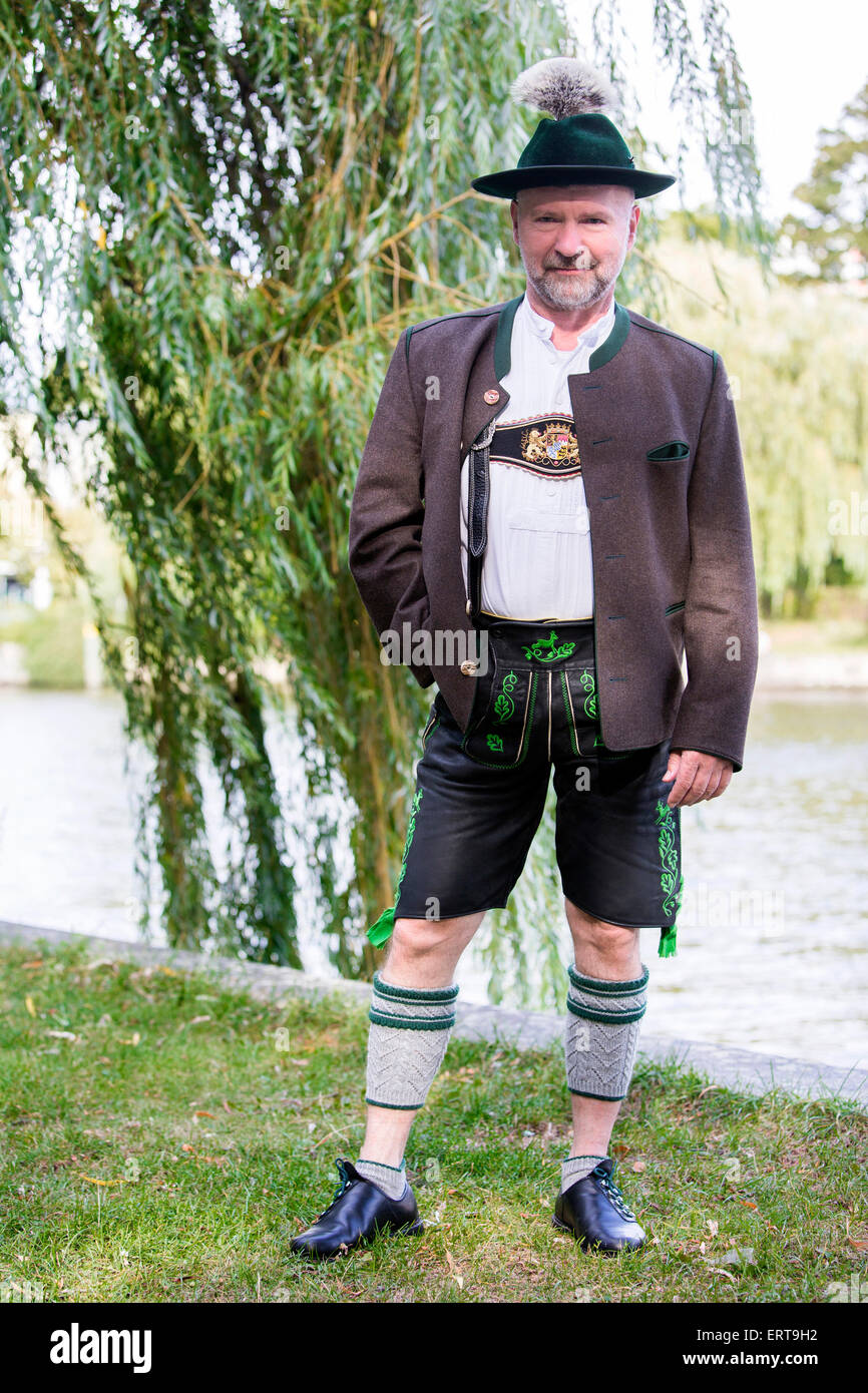 bayerischen Mann in traditioneller Kleidung stehen am Wasser Stockfoto