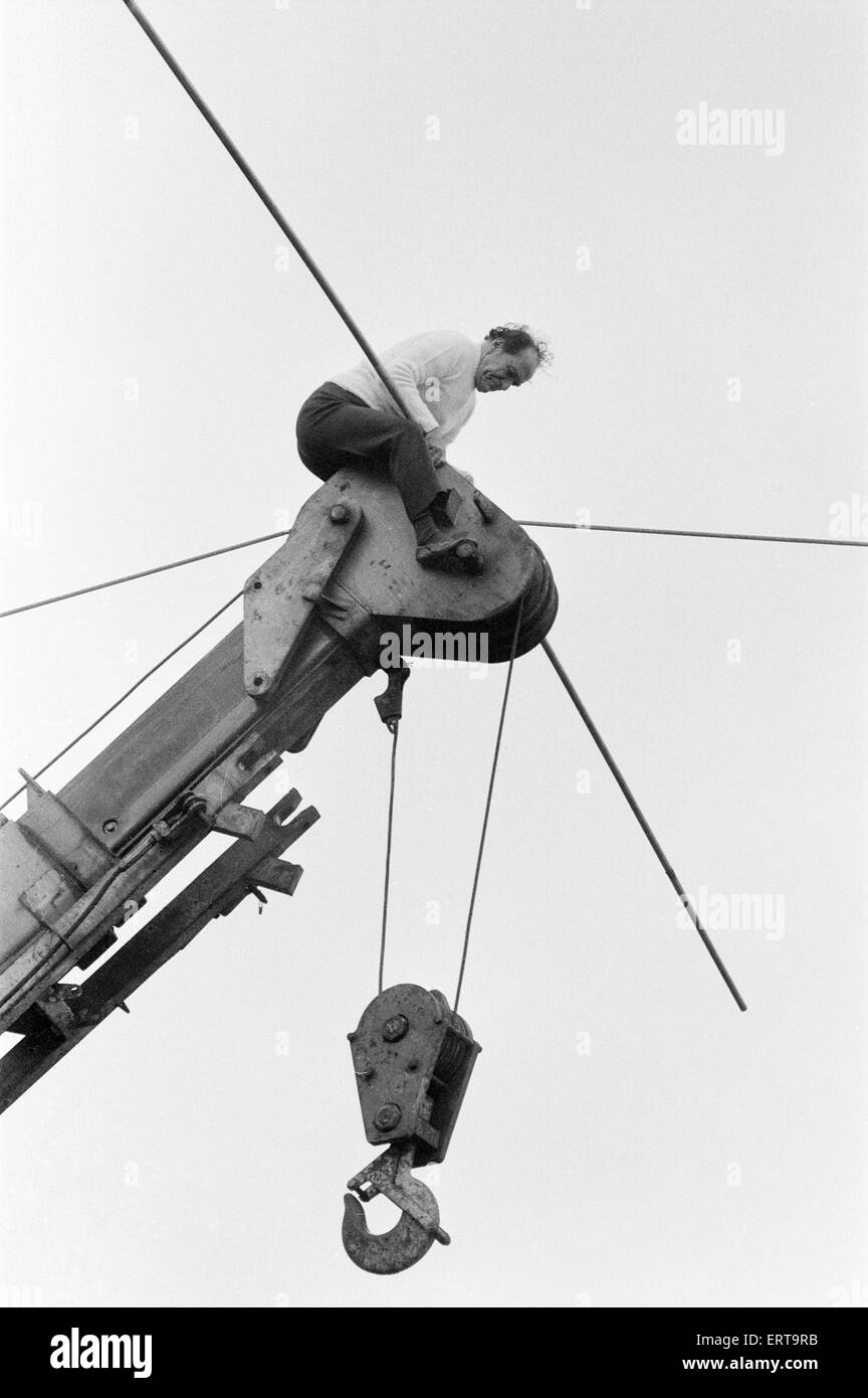 Karl Wallenda, Seiltänzer, Kreuze über Europas größte Zirkus-Zelt-Draht, Mary Chipperfield, derzeit in Clapham Common, London, Mittwoch, 13. November 1974 aufgeschlagen. Karl überquerte die 300ft Draht in einer Höhe von 70ft, markieren Sie die 10.000 tägliche Zahl der Todesopfer durch Welt Nahrungsmittelknappheit, vor Essen-Konferenz der Vereinten Nationen in Rom, Italien. Stockfoto