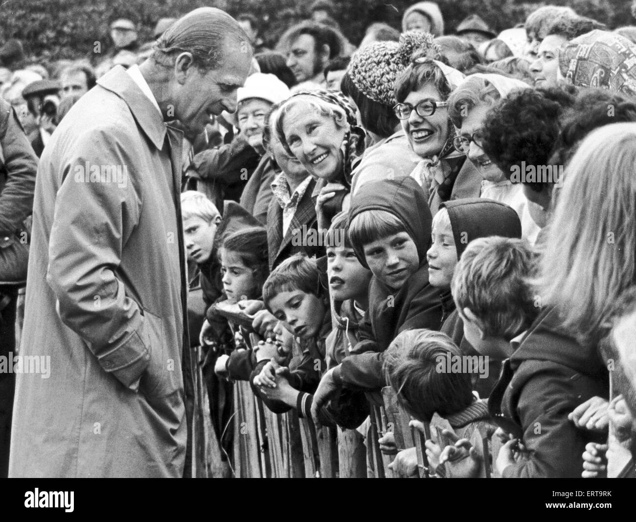 Prinz Phillip versammelten sich der Herzog von Edinburgh zu sehen hier im Chat mit den Massen in Saltburn Gärten anlässlich des 150. Jahrestages der Darlington Railway Stockton. 27. September 1975 Stockfoto