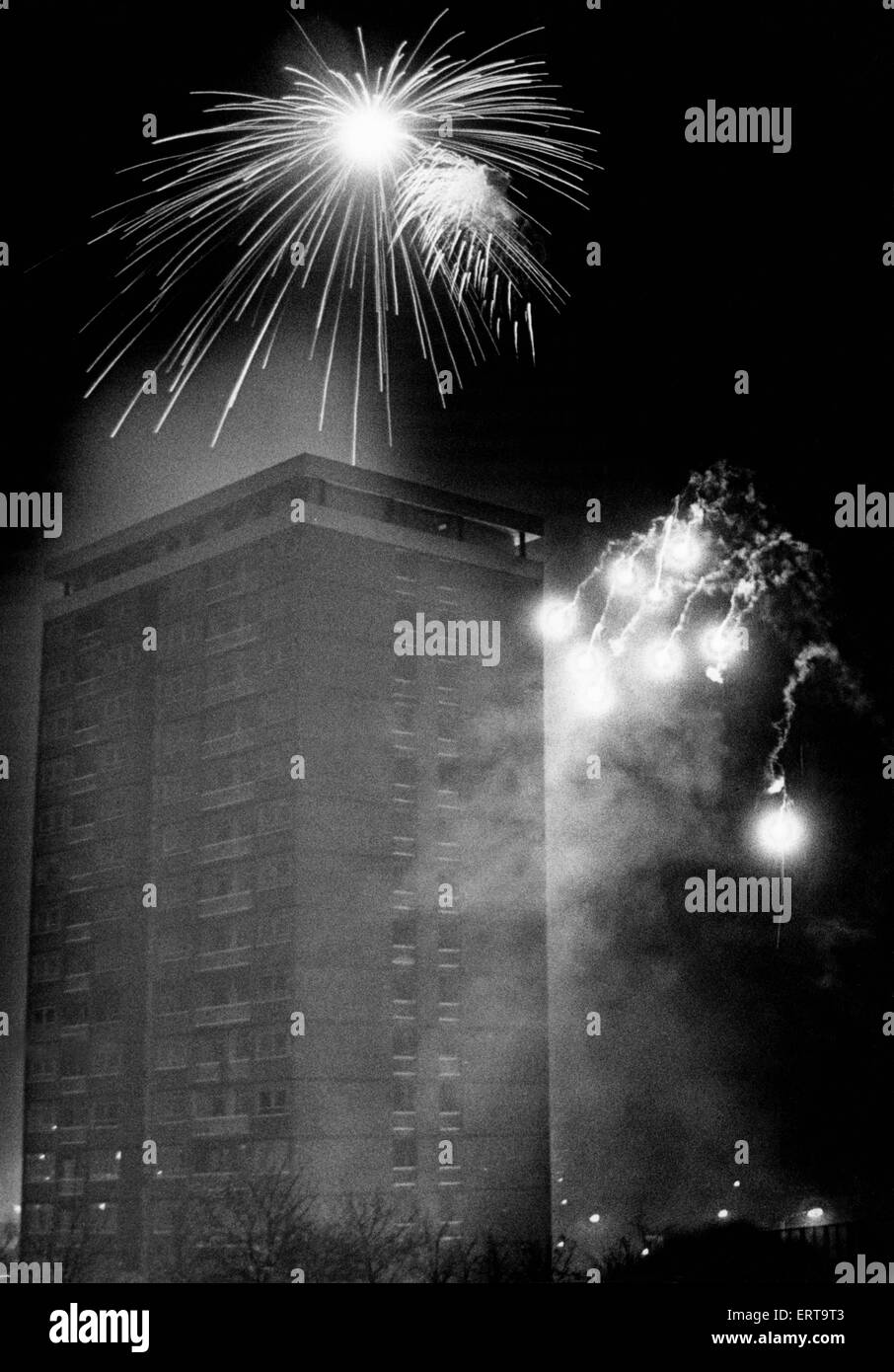Edinburgh-Turm wird umrahmt von der spektakulären Feuerwerk in Everton Park, Liverpool, Merseyside gegeben. 5. November 1990 Stockfoto