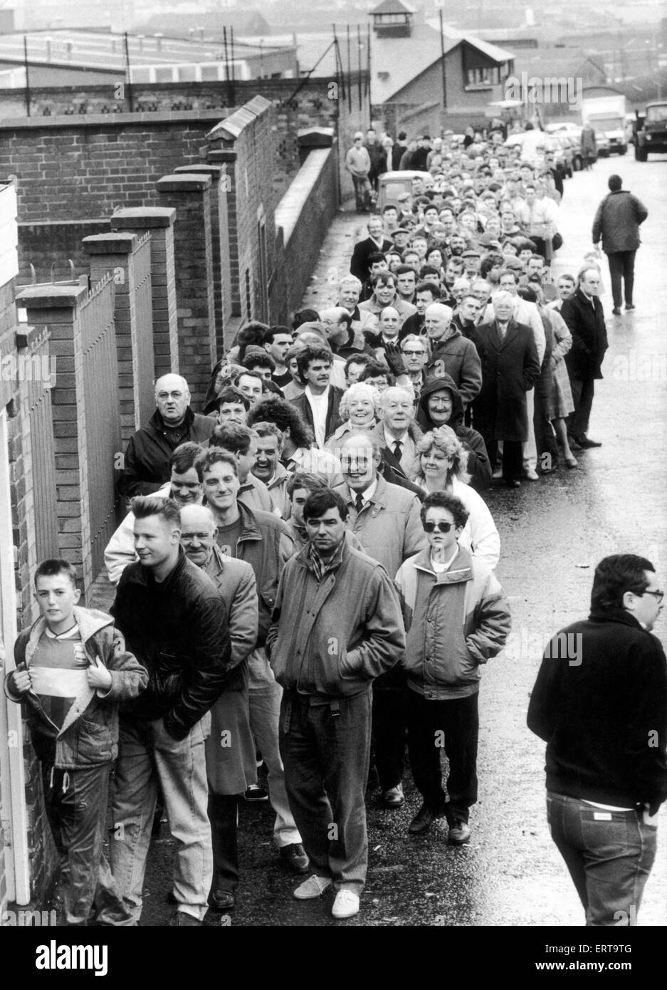 FA-Cup-Fieber gepackt St Andrew heute als Blues-Fans Tickets für Nottingham Forest Krawatte am 20. Februar in der Warteschlange. 4. Februar 1988 Stockfoto