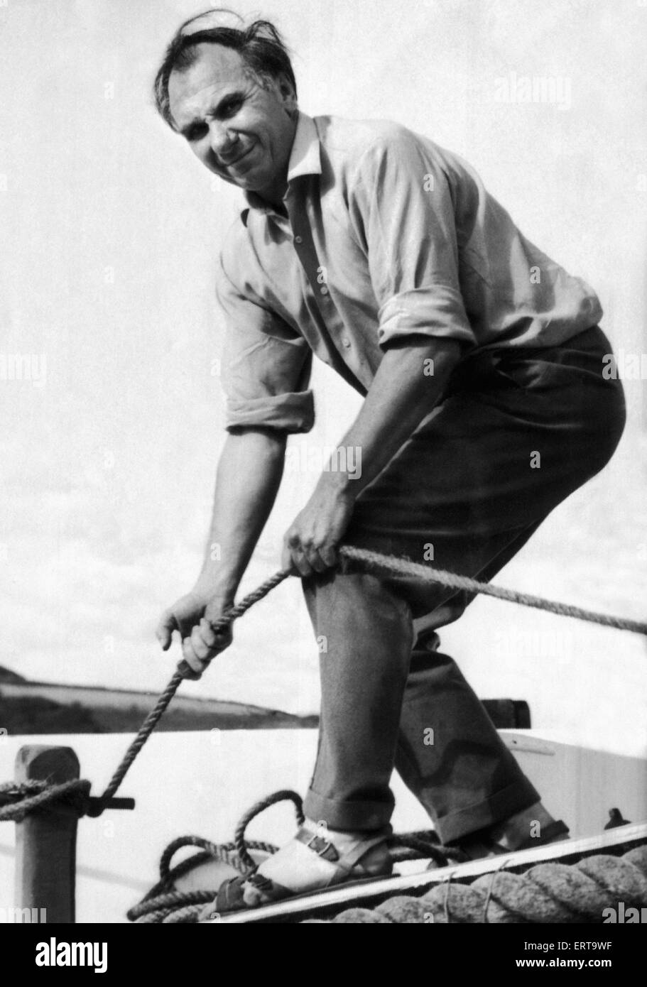 Herr Rainbird, Besitzer der Jolle, die Zugehörigkeit zu den Darlwyne Vergnügungsschiff, der kornischen Küste mit 31 Personen an Bord, abgebildete Liegeplatz das Beiboot an einem Steg im Hafen von Falmouth nach der Identifizierung es vermisst. Der 45 Fuß lange Boot segelte von Mylor in der Nähe von Falmouth und wurde zuletzt gesehen, von Fowey Heimreise. August 1966. Stockfoto