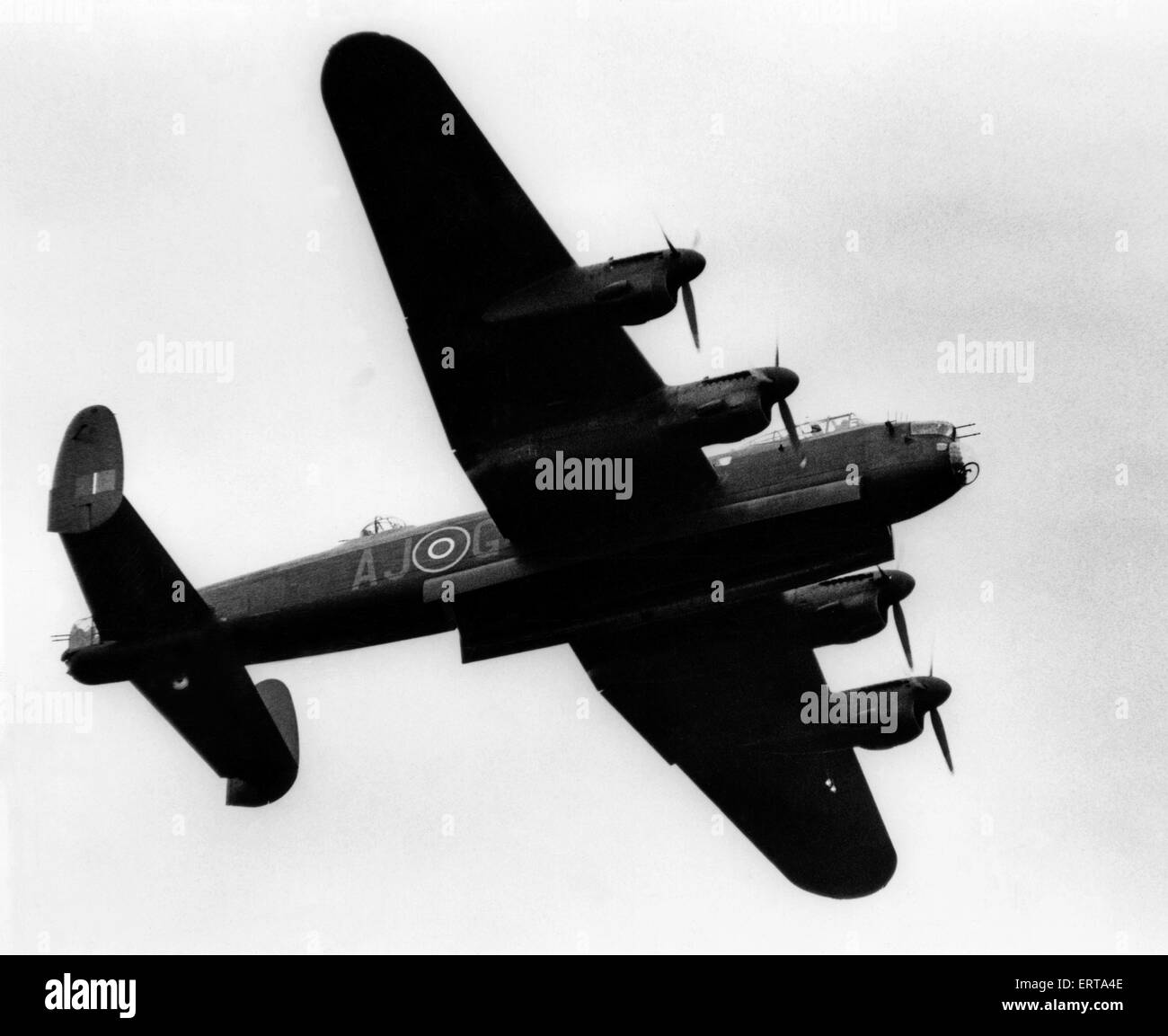 Zweiten Weltkrieg Avro Lancaster Bomber fliegt vorbei am Teesside Flughafen. August 1981. Stockfoto