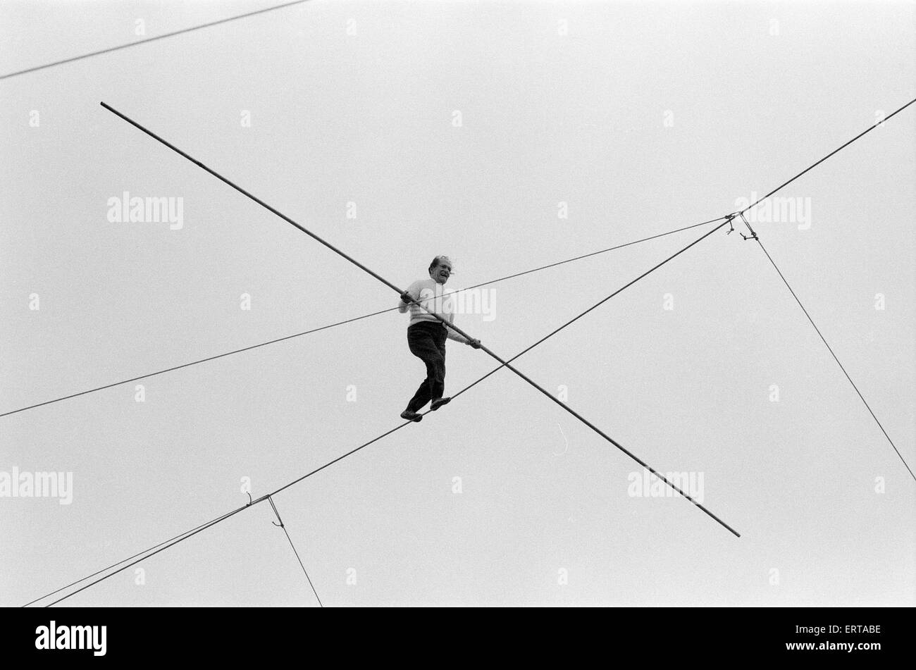 Karl Wallenda, Seiltänzer, Kreuze über Europas größte Zirkus-Zelt-Draht, Mary Chipperfield, derzeit in Clapham Common, London, Mittwoch, 13. November 1974 aufgeschlagen. Karl überquerte die 300ft Draht in einer Höhe von 70ft, markieren Sie die 10.000 tägliche Zahl der Todesopfer durch Welt Nahrungsmittelknappheit, vor Essen-Konferenz der Vereinten Nationen in Rom, Italien. Stockfoto