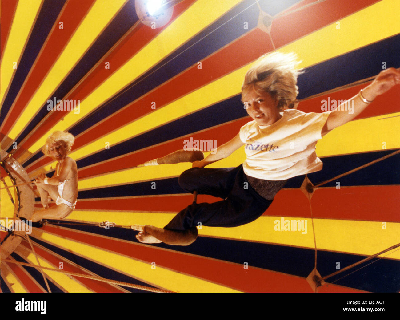 Werbung Rep von Evening Gazette Zeitung, Andrea Anderson, mit professionellen Luftakrobatin Louise Gordon bei Zippo Familie Zirkus Zirkuszelt, Middlesbrough. 8. August 1990. Stockfoto