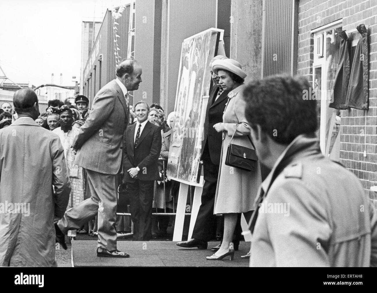 Herr Stan Wright Tees Dock Manager hier mit der Königin zu sehen, nachdem sie die Gedenktafel zur Erinnerung an die Eröffnung des neuen Docks enthüllt. 14. Juli 1977 Stockfoto