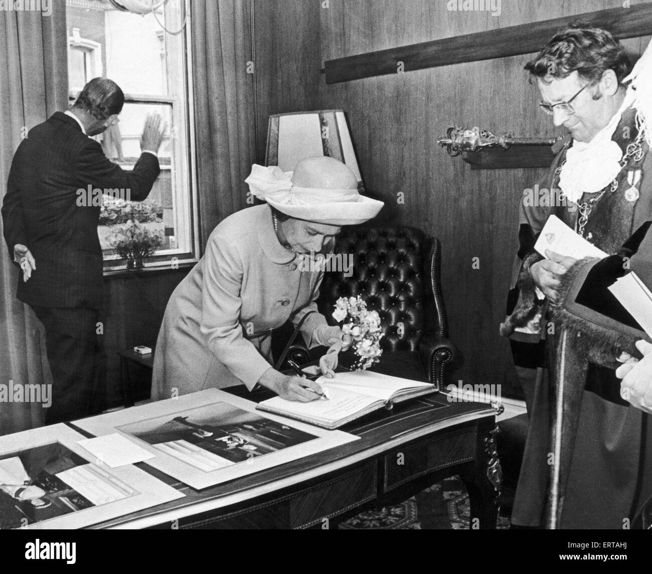 Prinz Philip winkt die Massen wie die Königin das Gästebuch in Stockton Town Hall während der Royal Silver Jubilee Tour of Cleveland unterzeichnet. 14. Juli 1977 Stockfoto