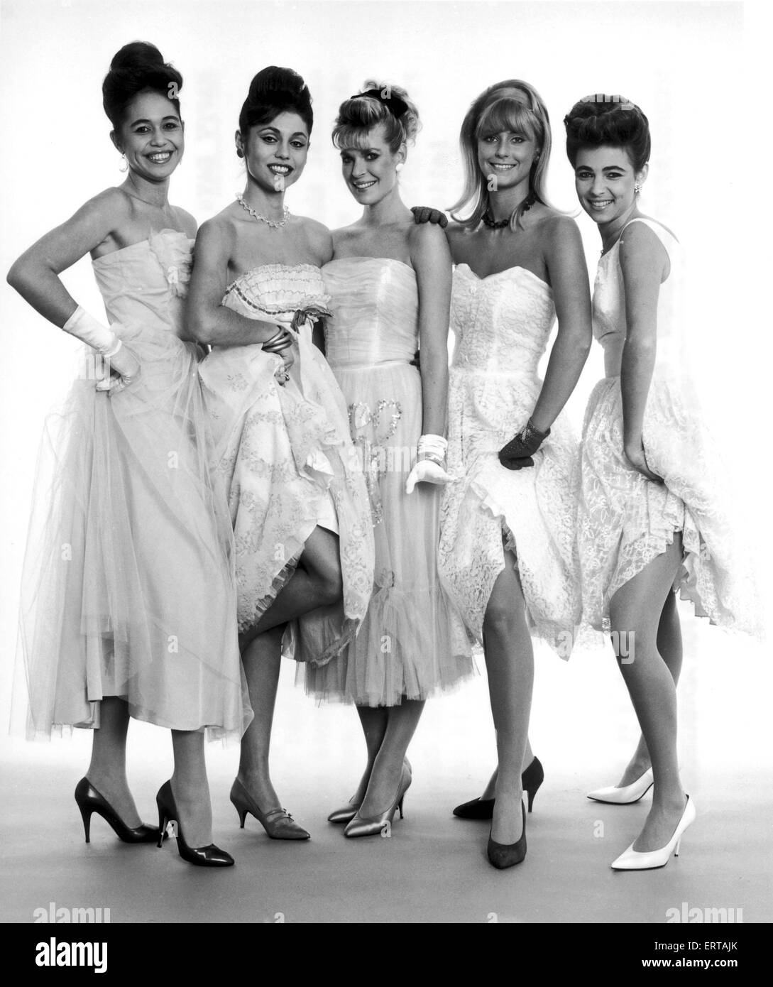 Fünf MIss World Mädchen gekleidet wie sie ausgesehen haben würde, wenn sie das erste eingegeben jemals bestreiten, vor 31 Jahren statt. Links nach rechts Teura Tuhiti, 17 (Miss Tahiti) Lolita Morena, 22 (Miss Schweiz) Luann Cauchey, 23 (Miss USA) Della Dolan, 20 (Miss UK) und Anat Kerem, 18 (Miss Isreal) 18. November 1982 Stockfoto
