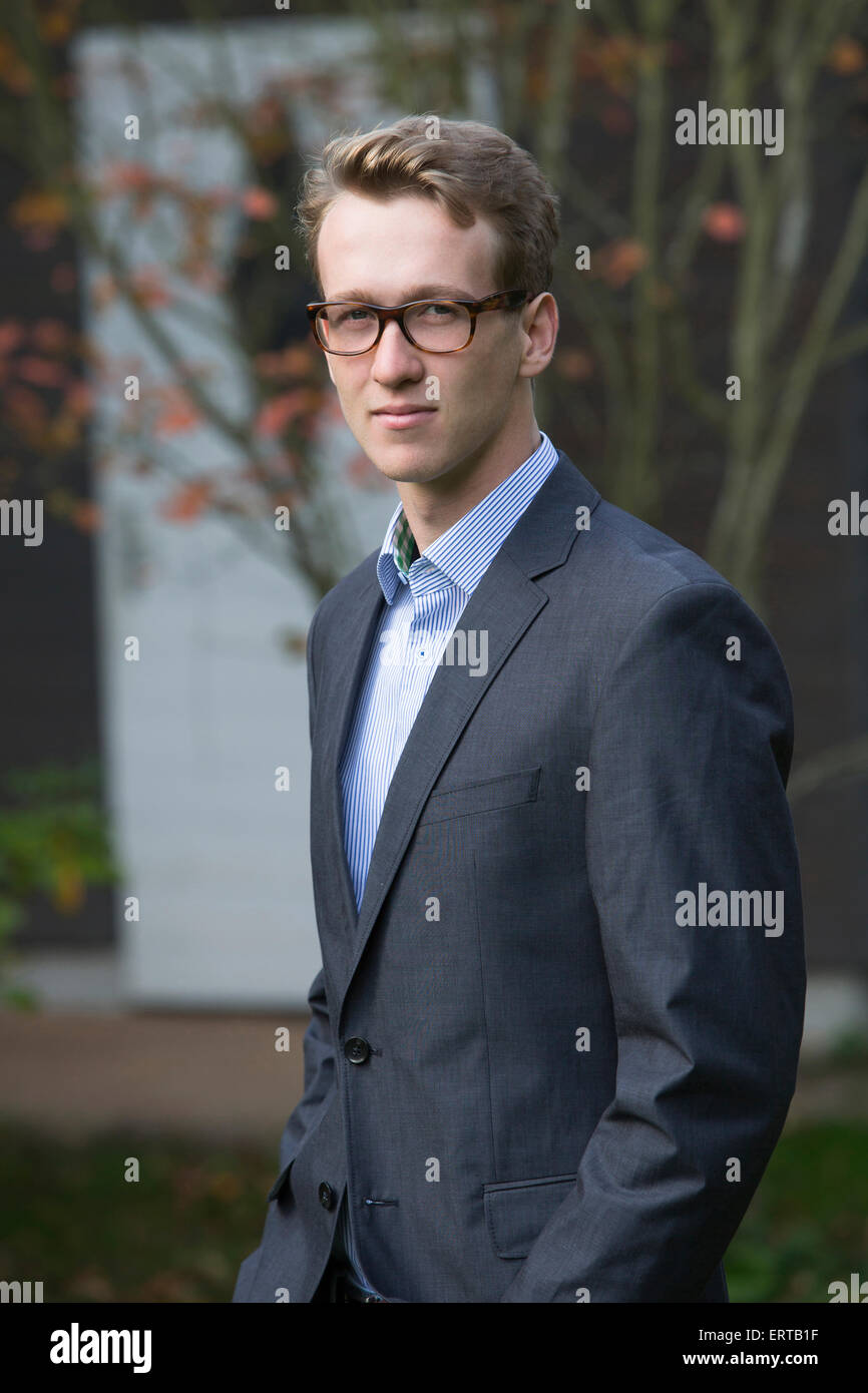 junger blonder Mann in einem Anzug mit Brille Stockfotografie - Alamy