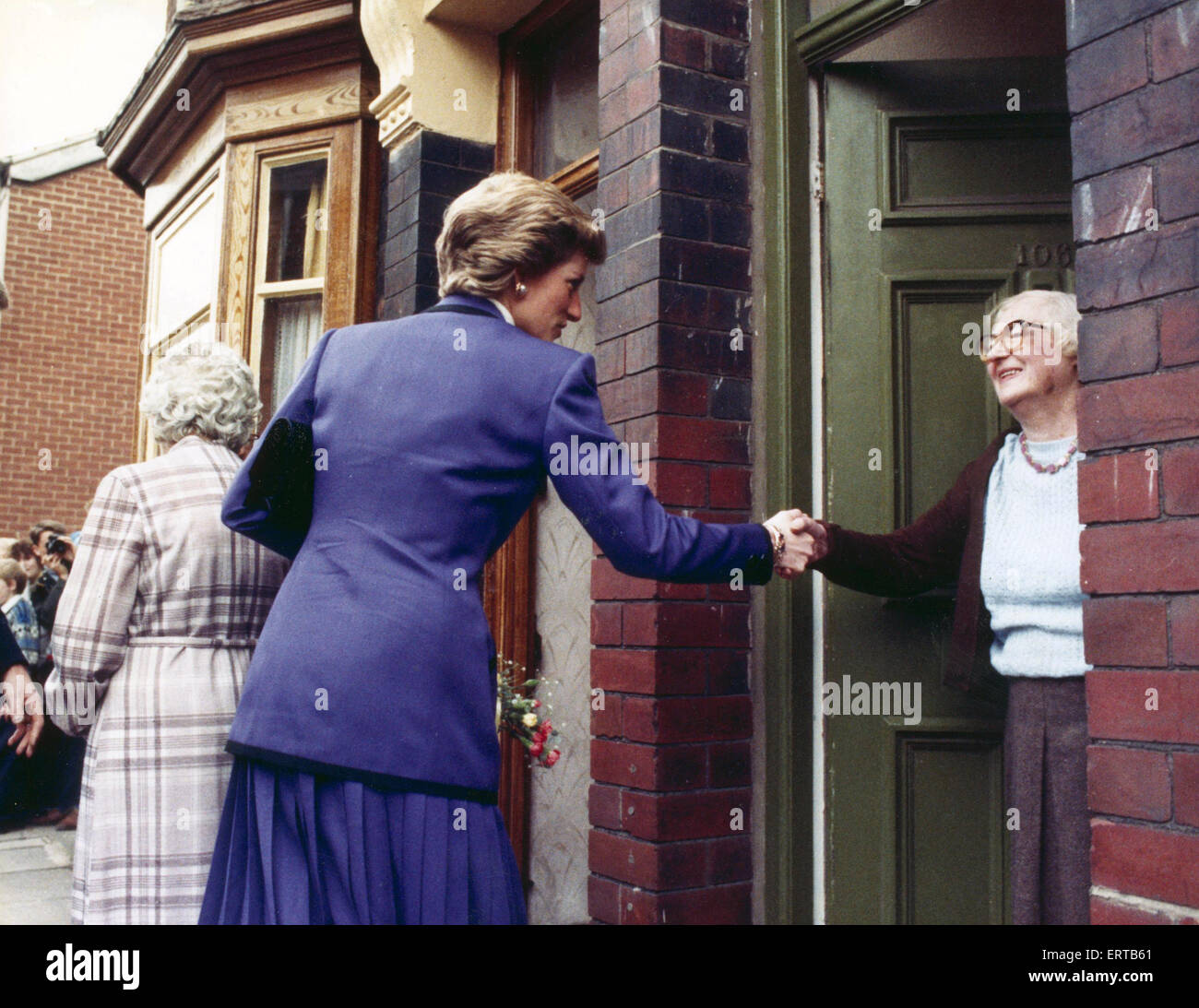 Prinzessin Diana gesehen hier Schütteln der Hand von einer älteren Bewohner bei ihrem Besuch in South Bank. 7. Dezember 1989 Stockfoto