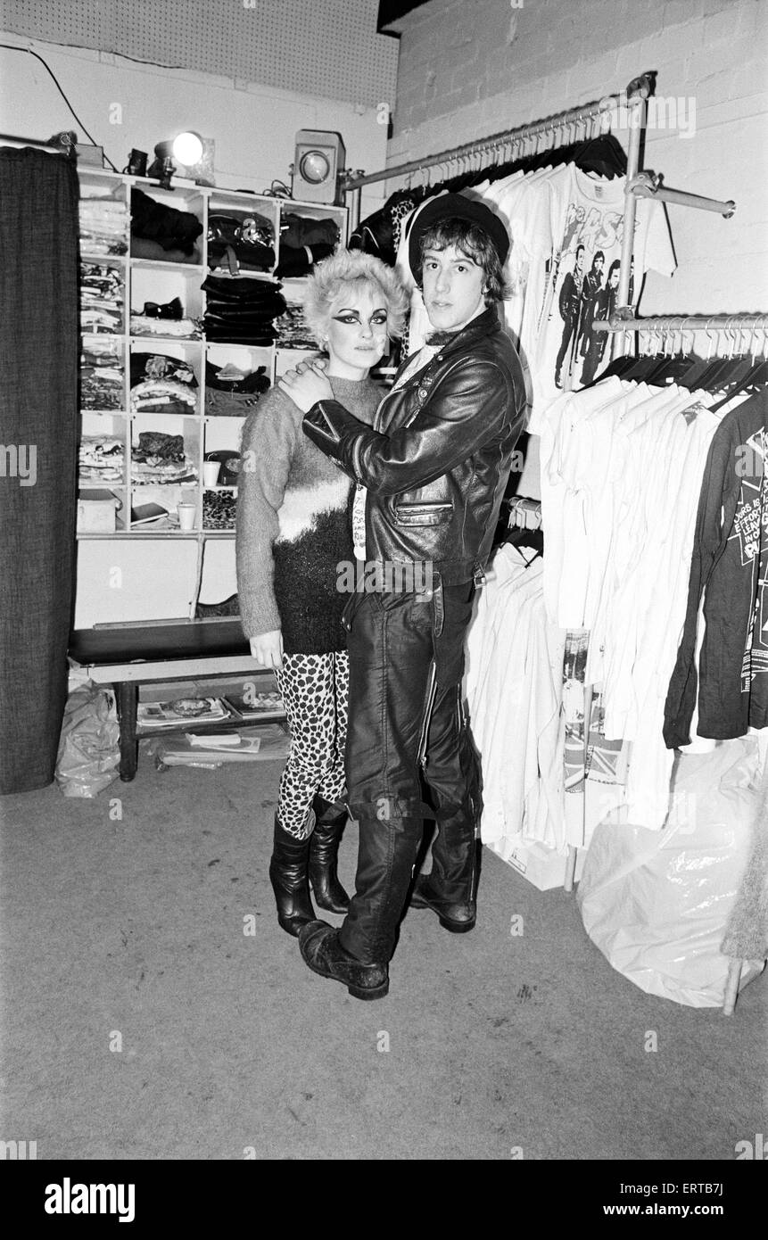 Punk-Rock-Moden in Birmingham. Eine junge Frau und Mann in einem Punk-Mode-Shop. 23. Januar 1979. Stockfoto