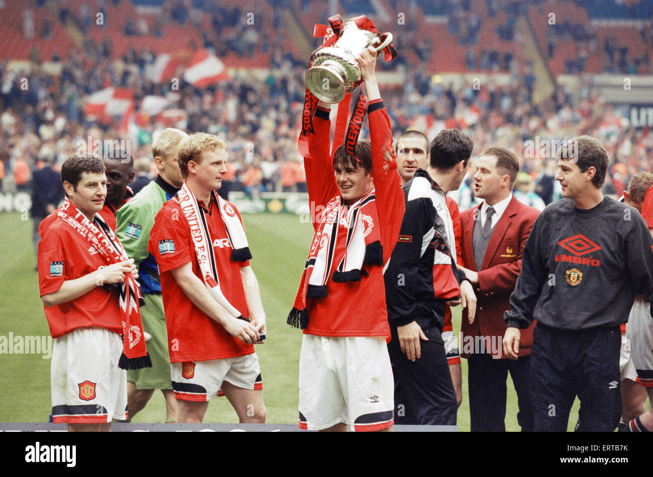 FA-Cup-Finale im Wembley-Stadion. Manchester United 1 V Liverpool 0. Uniteds David Beckham hält empor den FA-Cup-Trophäe von Teamkollegen Denis Irwin, Peter Schmeichel, David May, Eric Cantona 11. Mai 1996 beobachtet. Stockfoto