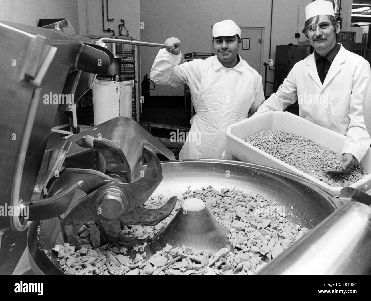 ICI, Billingham. 'Chicken' Produktion mit John Harvey (links) und technische Manager Phil Jones, 21. August 1986. Stockfoto