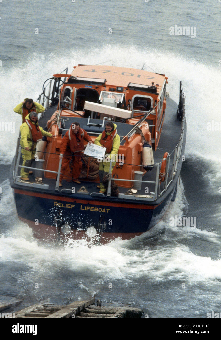 Dankbar Lifeboatmen Danke Simon Watson, die ¿100 für die Teesmouth Rettungsboot Crew ausgelöst, durch den Abschluss der London-Marathon in 3 h 11mins. Das sagte danke mit einem Schuss. 4. Juli 1989. Stockfoto