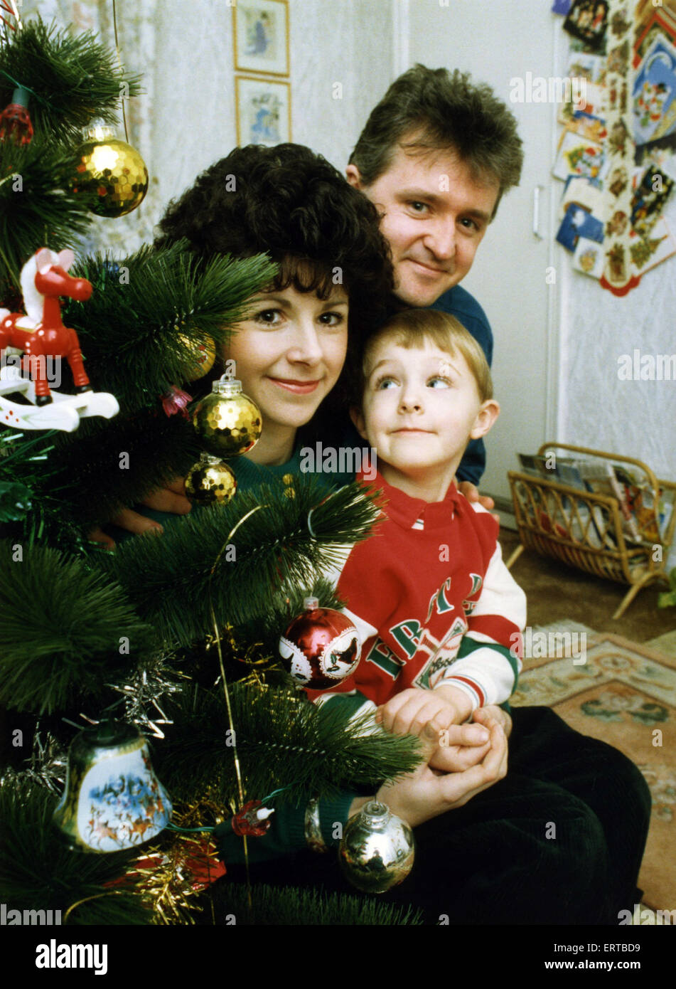 Five-Year-Old Andrew Scullion mit seinen Eltern Lorraine und Michael, die Geld für die Blase Berufung in ihrem Haus in Felling erheben. 3. Januar 1993. Stockfoto