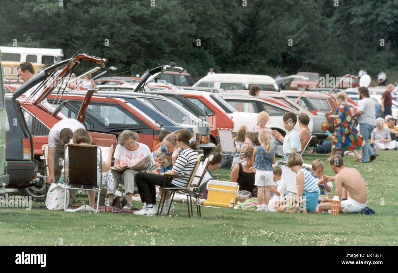 Besucher entspannen bei Kirkleatham Landwirtschaftsausstellung. 4. August 1991. Stockfoto