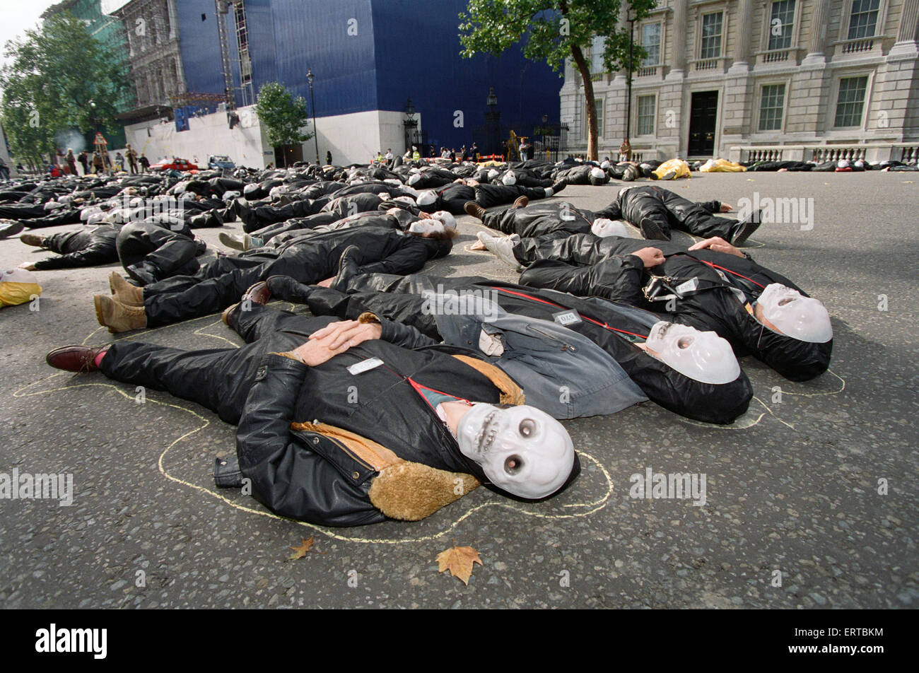 Hunderte von Greenpeace Demonstranten tragen schwarze Overalls und weißen Schädel Masken blockiert Whitehall für eine Stunde, Montag, 4. Oktober 1993. Die Demonstration war die 60 Todesfälle jedes Jahr symbolisieren, die sie sagen, von erhöhten Entladungen in Sellafield entstehen werden, wenn die Regierung die Wiederaufbereitungsanlage Thorp billigt. Rund 30 Demonstranten auf dem Bürgersteig in der Horse Guards Avenue liegen wurden wegen Behinderung festgenommen. Stockfoto
