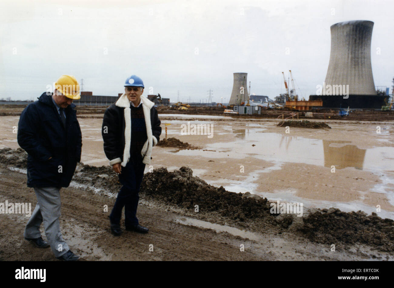 Herr Fred Relton, Wimpey Projektleiter und Andy Dingsdale, Projektleiter von Enron, abgebildet auf der ICI-Kraftwerk-Website. 30. November 1990. Stockfoto