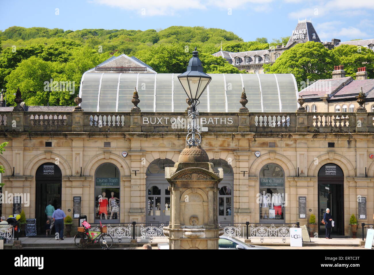 Buxton Bäder und das Cavendish Arcade Reatail Centre on The Crescent in Buxton Derbyshire England UK - Sommer 2015 Stockfoto