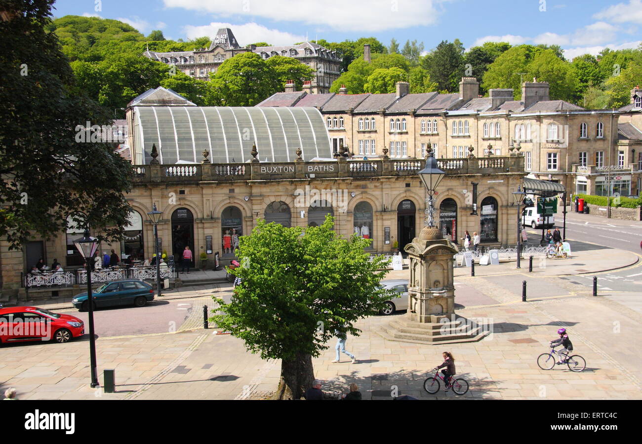 Buxton Bäder und das Cavendish Arcade Reatail Centre on The Crescent in Buxton Derbyshire England UK - Sommer 2015 Stockfoto