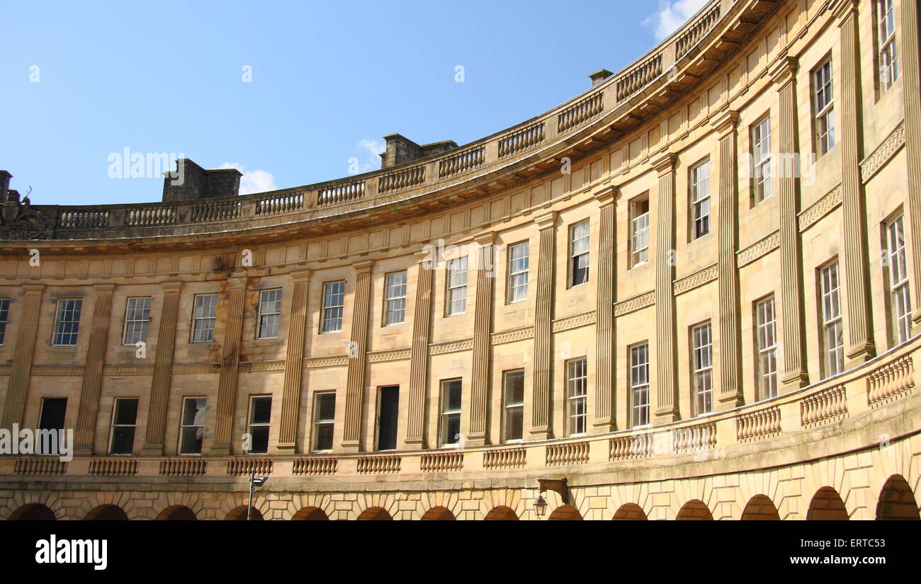 Der Halbmond, Gebäude, eine Note 1 aufgeführten georgischen verfügt über eine Terrasse Buxton Derbyshire England UK Stockfoto