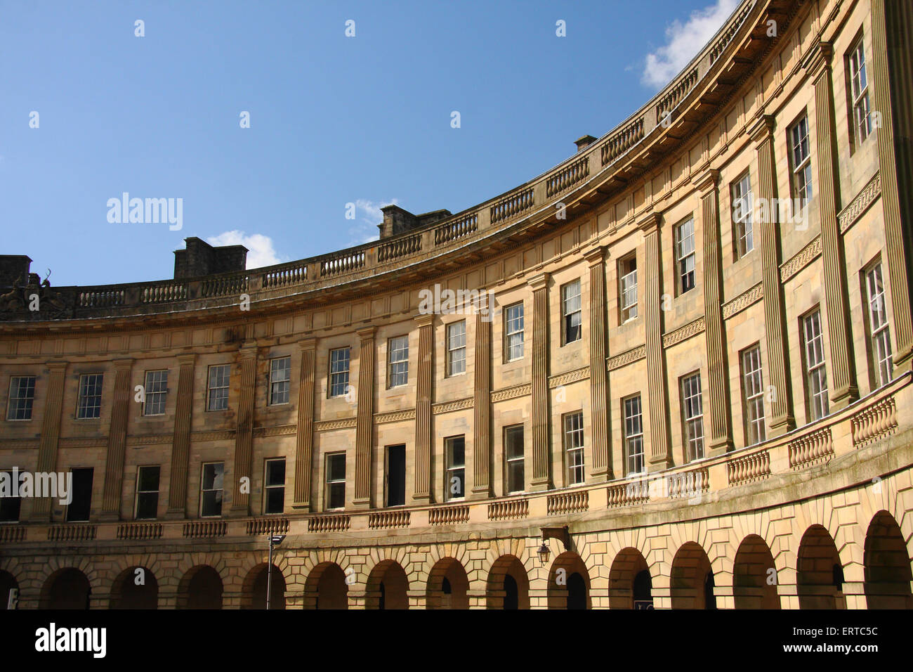 Der Halbmond, Gebäude, eine Note 1 aufgeführten georgischen verfügt über eine Terrasse Buxton Derbyshire England UK Stockfoto
