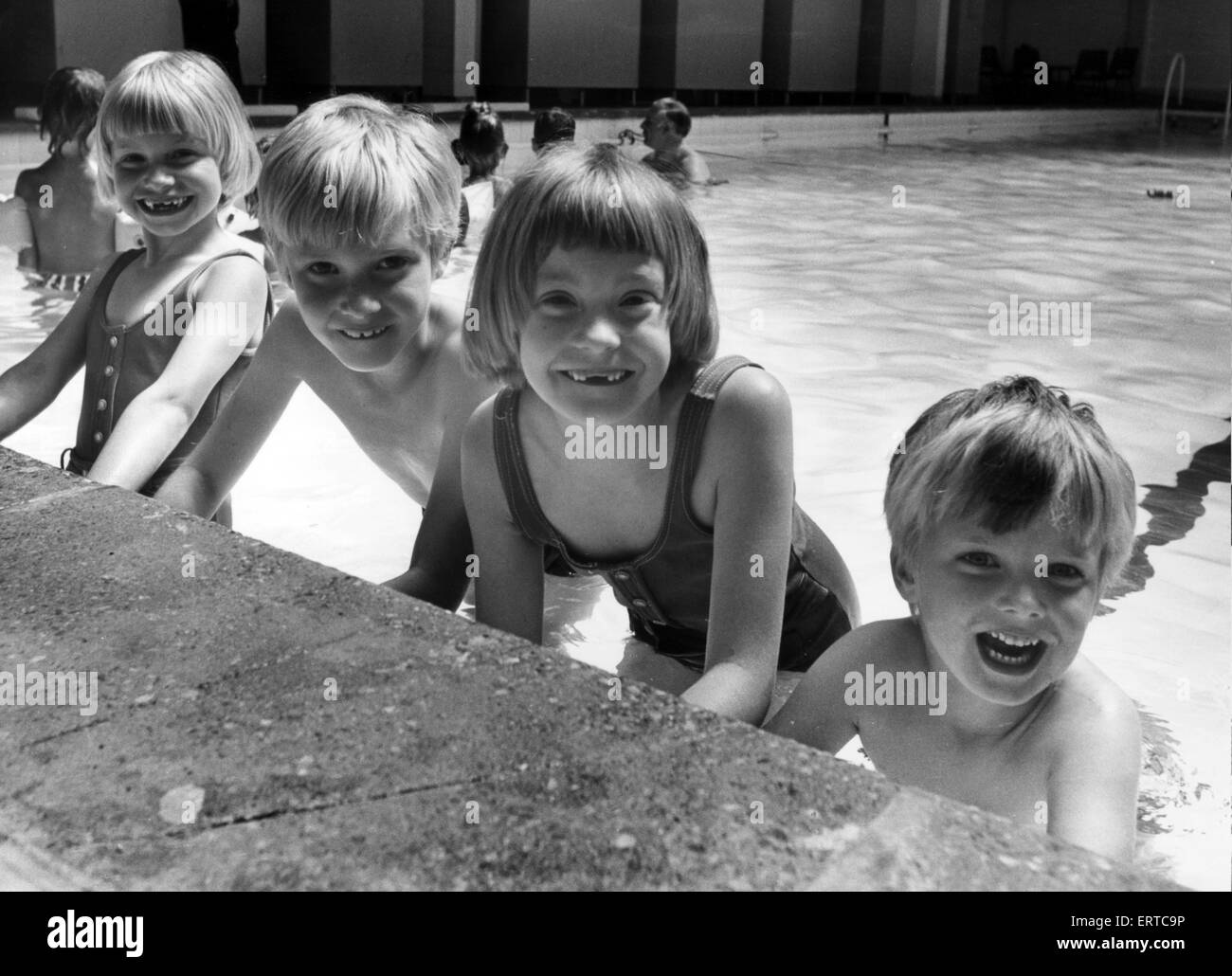 Die drei Überlebenden Dornen Sechslinge mit ihrem jüngeren Bruder David in die Schwimmbäder, sie (von links nach rechts) Susan, Roger, Julie alle 7 Jahre alt mit David, 4 Jahre alt ist. 30. Juni 1976. Stockfoto