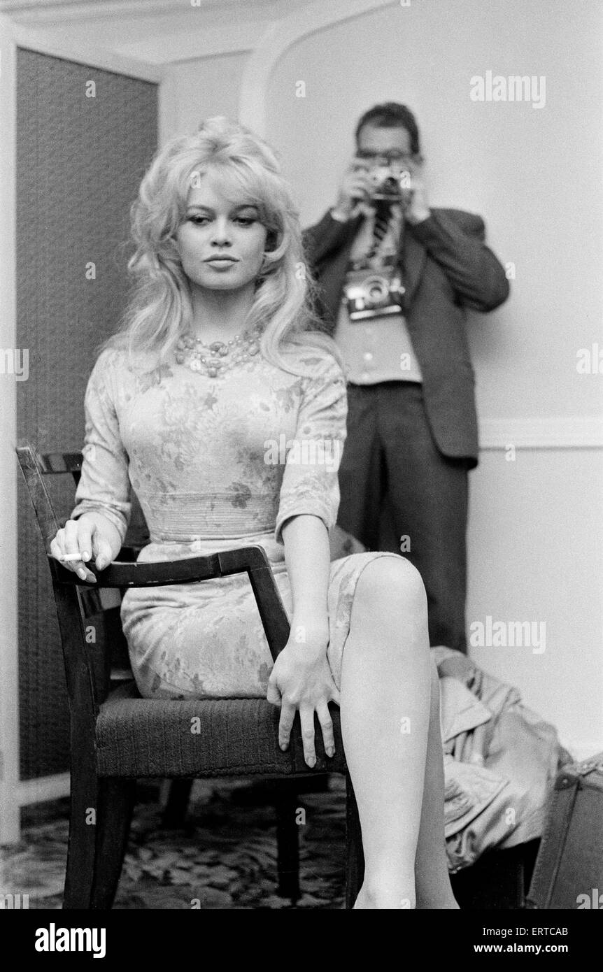 Französische Schauspielerin Brigitte Bardot in England, ein neuer Film "Babette zieht in den Krieg" zu machen. April 1959 Stockfoto