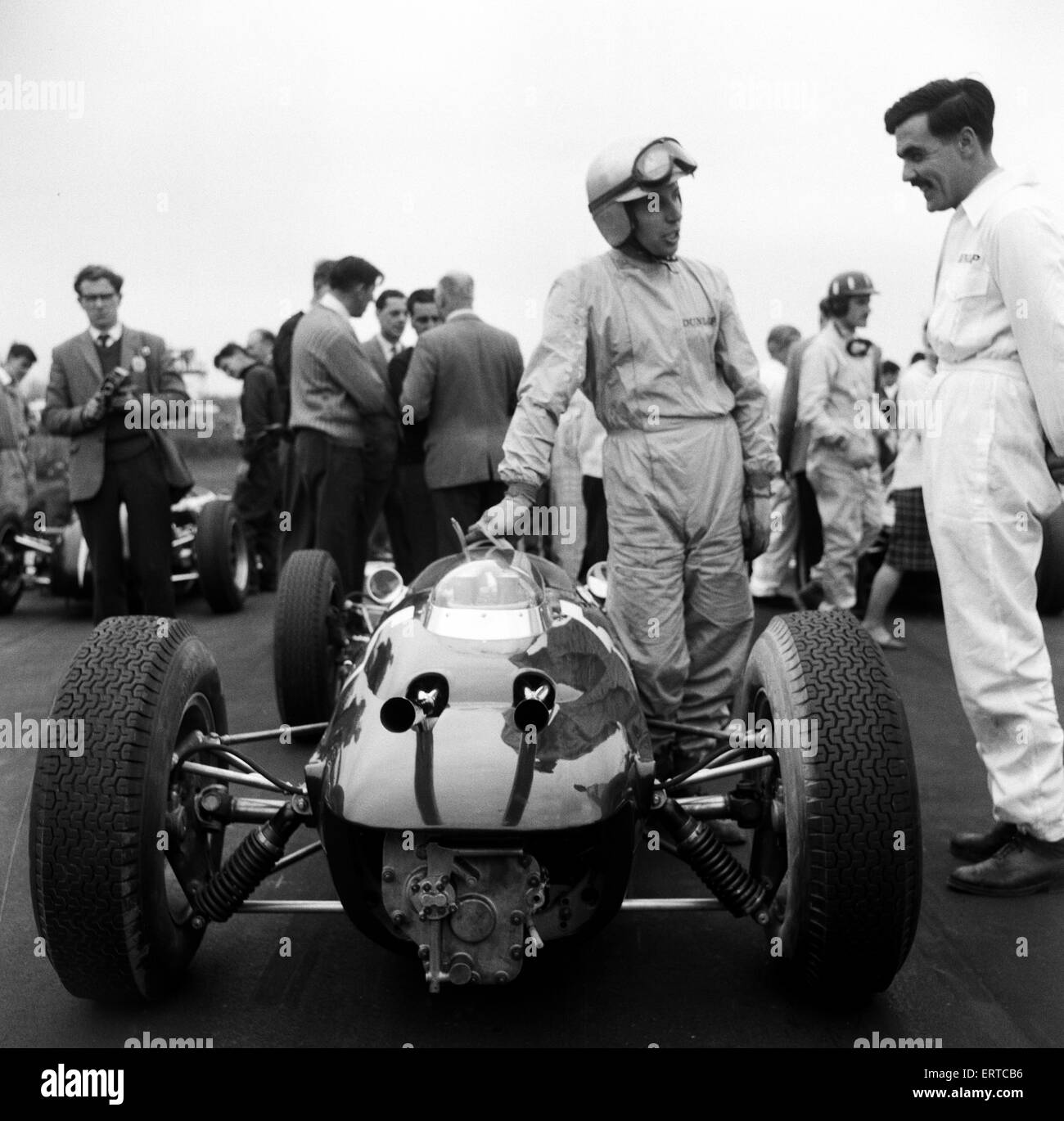 Autorennen in Goodwood. John Surtees mit der neuen Lola Climax. 23. April 1962. Stockfoto