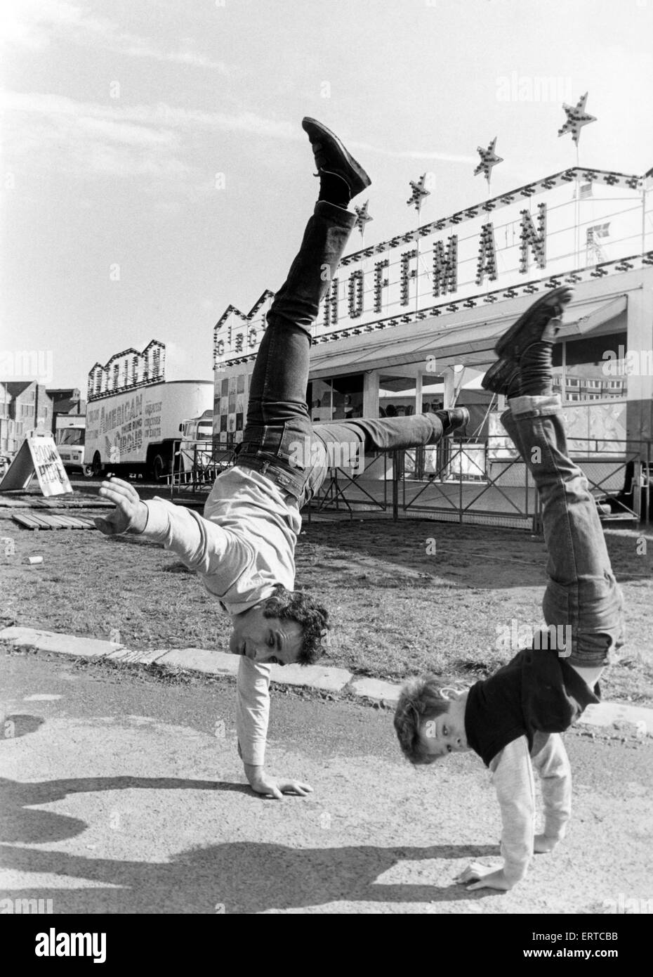 Zirkuskünstler, Otto Europa und seine neun Jahre alten Sohn stehend auf ihren Händen. 15. September 1983. Stockfoto
