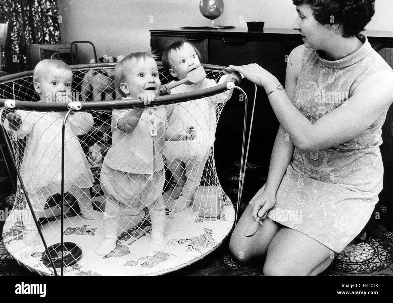 Dornen Sechslinge. Links nach rechts sind, Susan, Roger und Julie. Mit ihrer Mutter Frau Sheila Thorns in ihrem Haus in Selly Eiche gesehen. 30. September 1969. Stockfoto