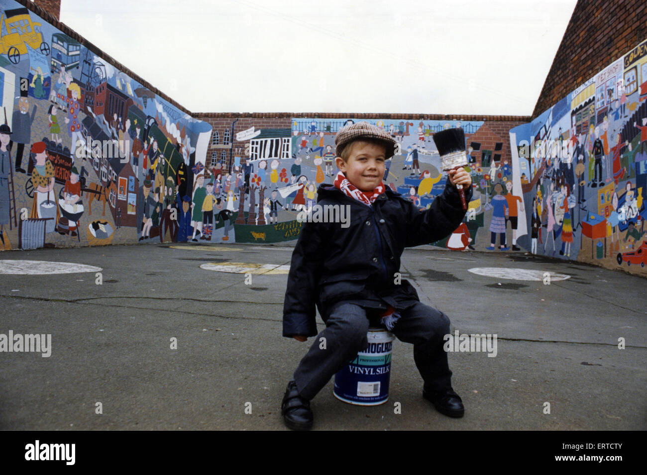 Chillingham Straße Schule, Ninth Avenue, Heaton, Newcastle Upon Tyne, Tyne and Wear, SE6 5XX. November 1993. David Parker, 6 Jahre, hält Pinsel. Stockfoto