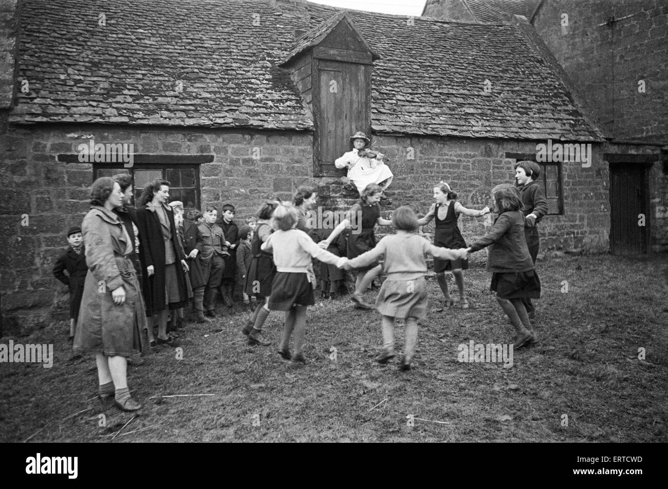 Dorfbewohner Tanz mit dem Ilmington Spielmann, Warwickshire. Ca. 1945. Stockfoto