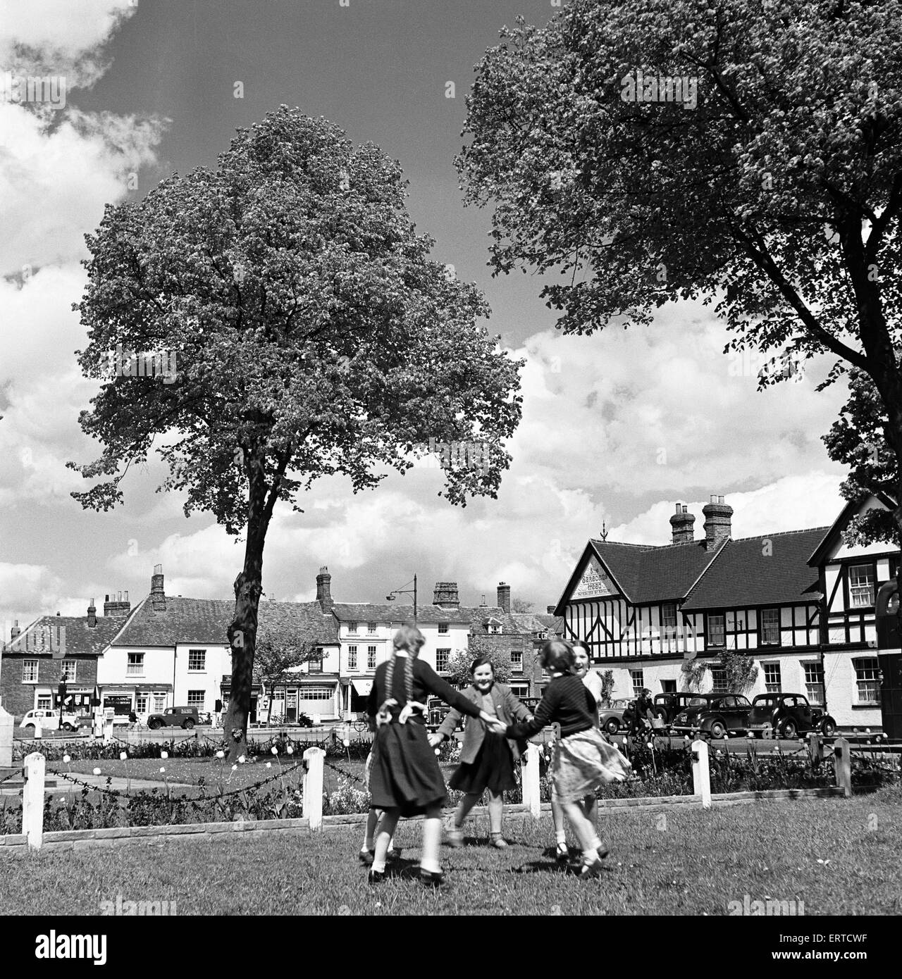 Fünf junge Mädchen Hand in Hand und dabei in einem Kreis, Beaconsfield, Buckinghamshire, 7. Mai 1952. Stockfoto