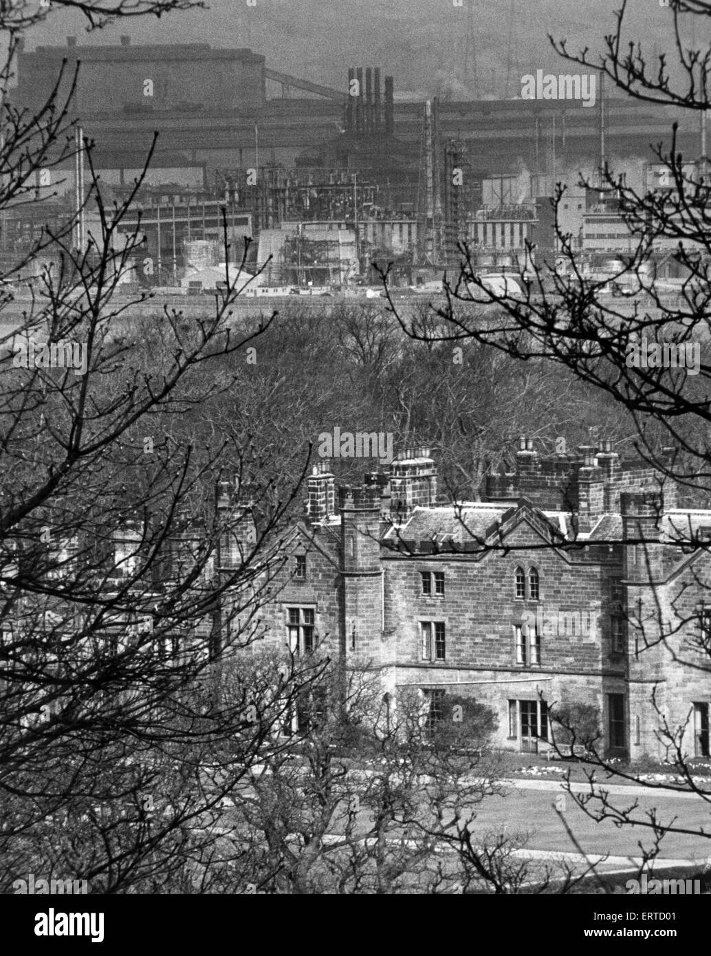 ICI besaß Wilton Castle, mit den Türmen der Industrie im Hintergrund. 19. April 1979. Stockfoto