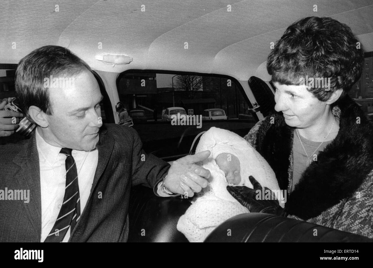 Die letzte Überlebende Dornen Sechslinge verlässt die Birmingham Krankenhaus. Susan, möchten jetzt 11 Wochen alt sich mit ihrem Bruder Roger und Schwester Julie zu Hause Farrow Road, Northfield. 20. Dezember 1968 Stockfoto