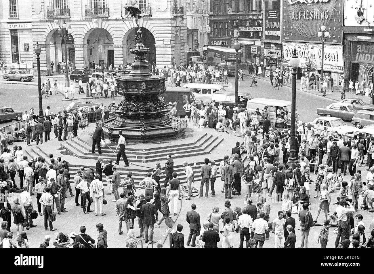 Touristen in Piccadilly, London, 10. August 1969. Stockfoto