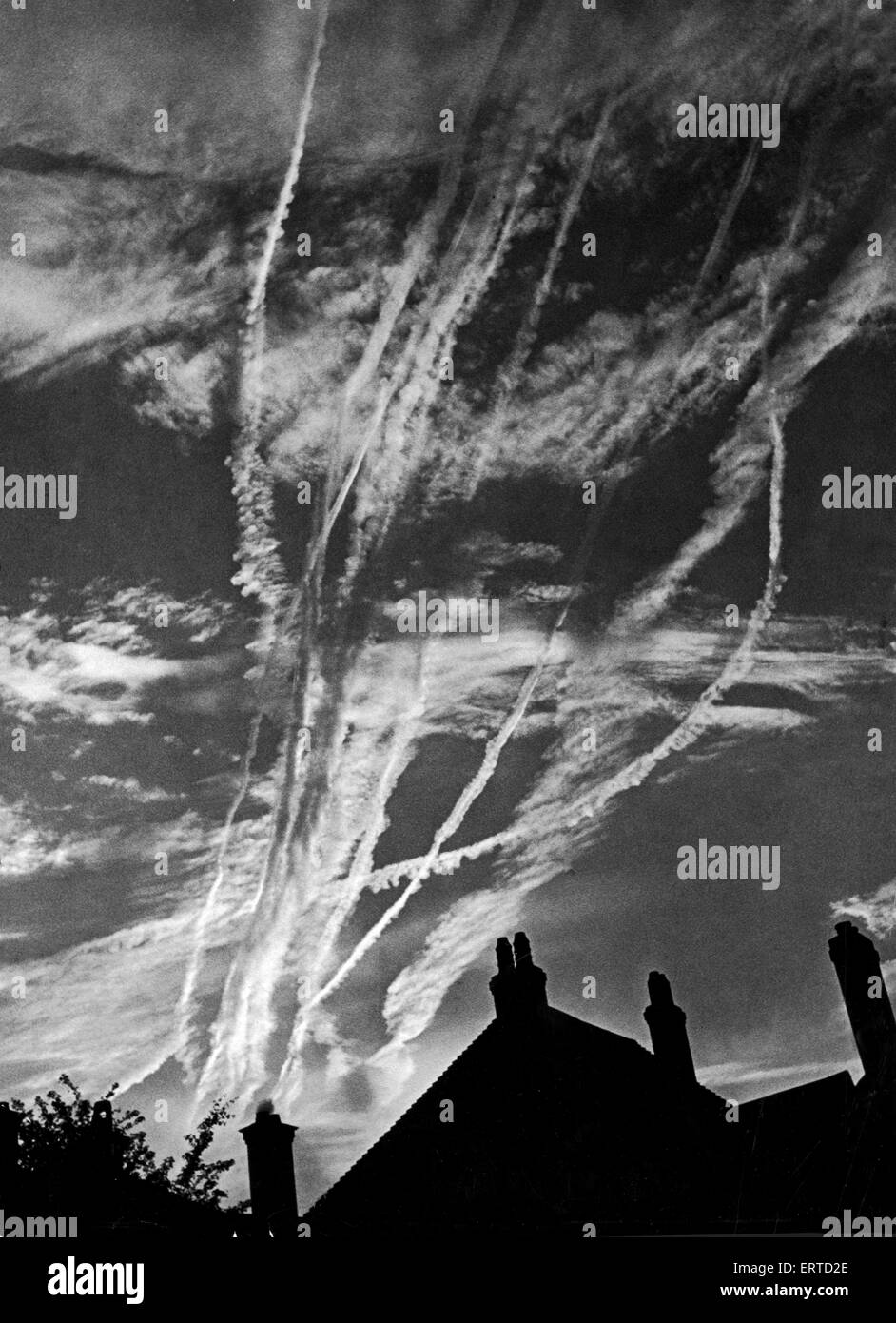 Kondensstreifen über London wie Geschwindigkeit, Normandie, Nordfrankreich während des zweiten Weltkrieges Flugzeuge. Juni 1944. Stockfoto