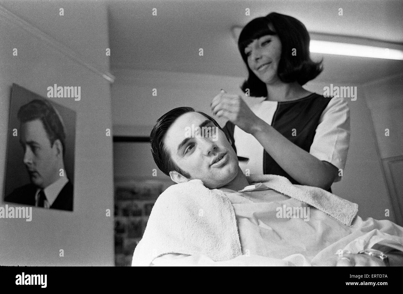Manchester United Fußballer George Best hat seine Haare schneiden von Lynda Cole.  2. Juni 1966. Stockfoto