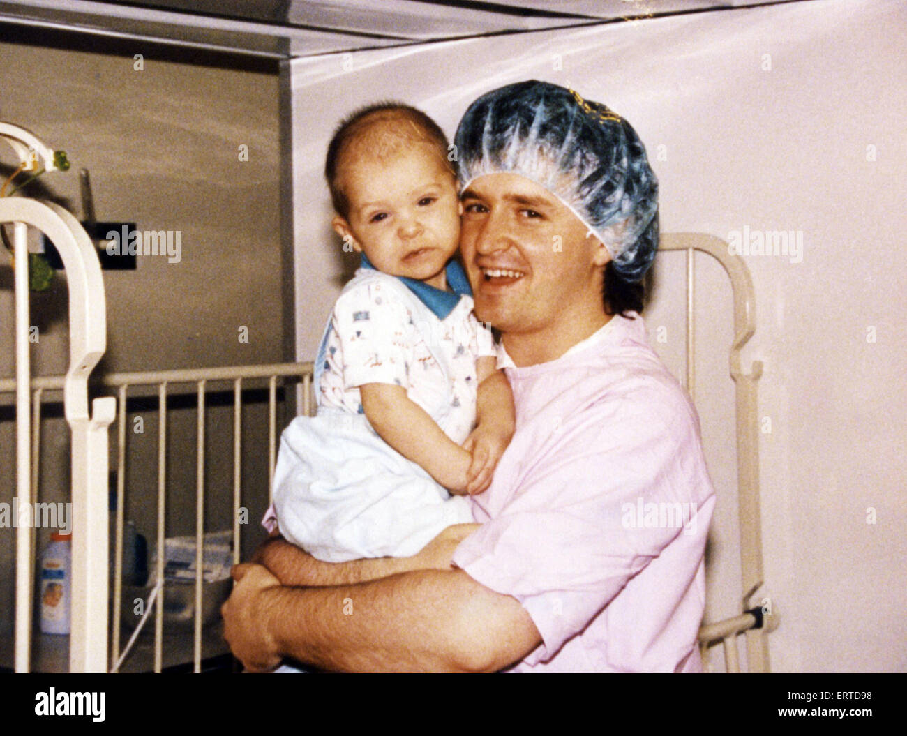Andrew Scullion, Immunschwäche, mit seinem Vater Michael leidet. Ca. 1988. Stockfoto
