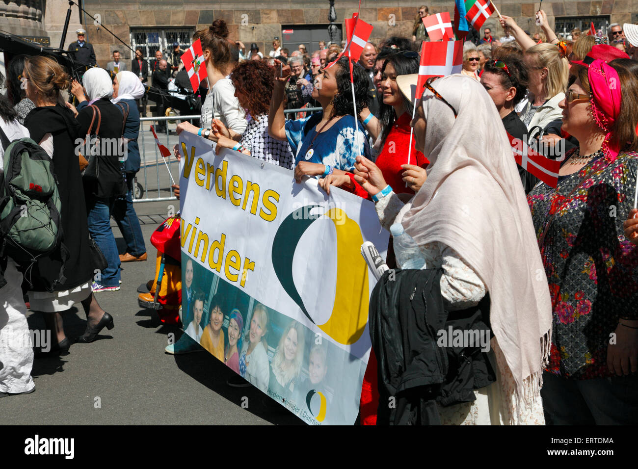 Verdens Kvinder (Women Of The World in Demmark) waren Teil der Parade, des 100-jährigen Jubiläums des Frauenwahlrechts Stockfoto