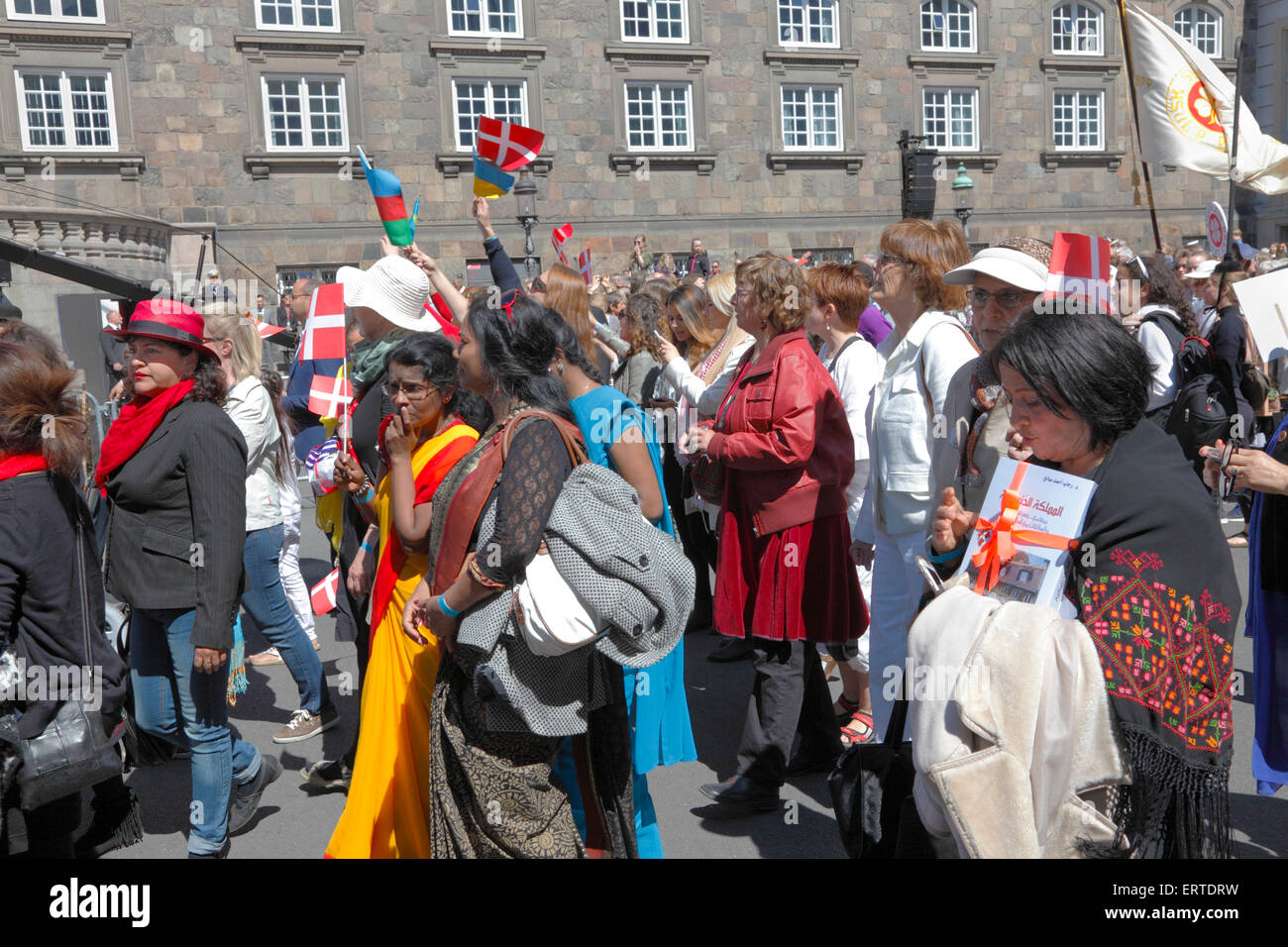 Verdens Kvinder (Women Of The World in Demmark) waren Teil der Parade, des 100-jährigen Jubiläums des Frauenwahlrechts Stockfoto