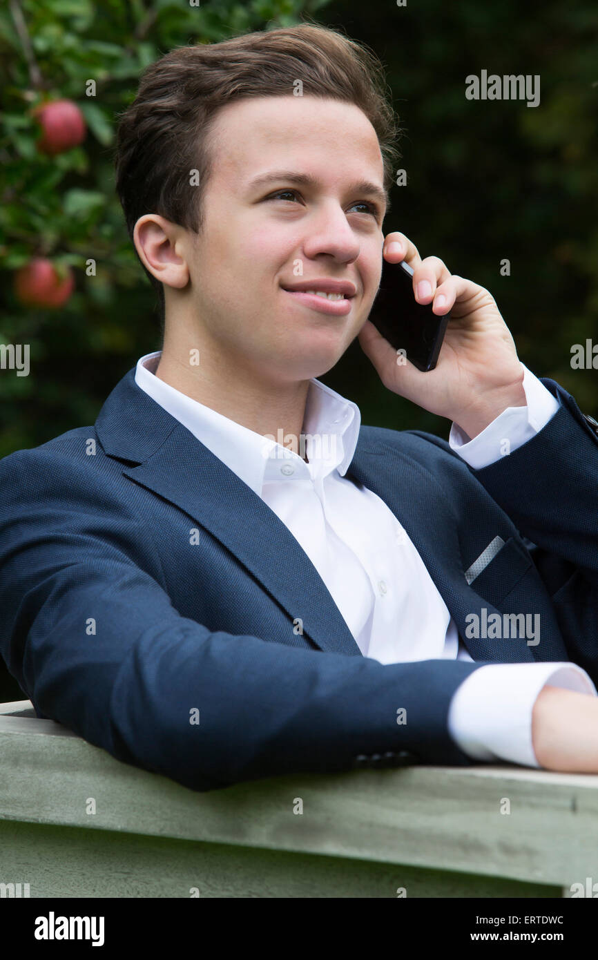 junger Mann in einem Anzug am Telefon sprechen Stockfoto