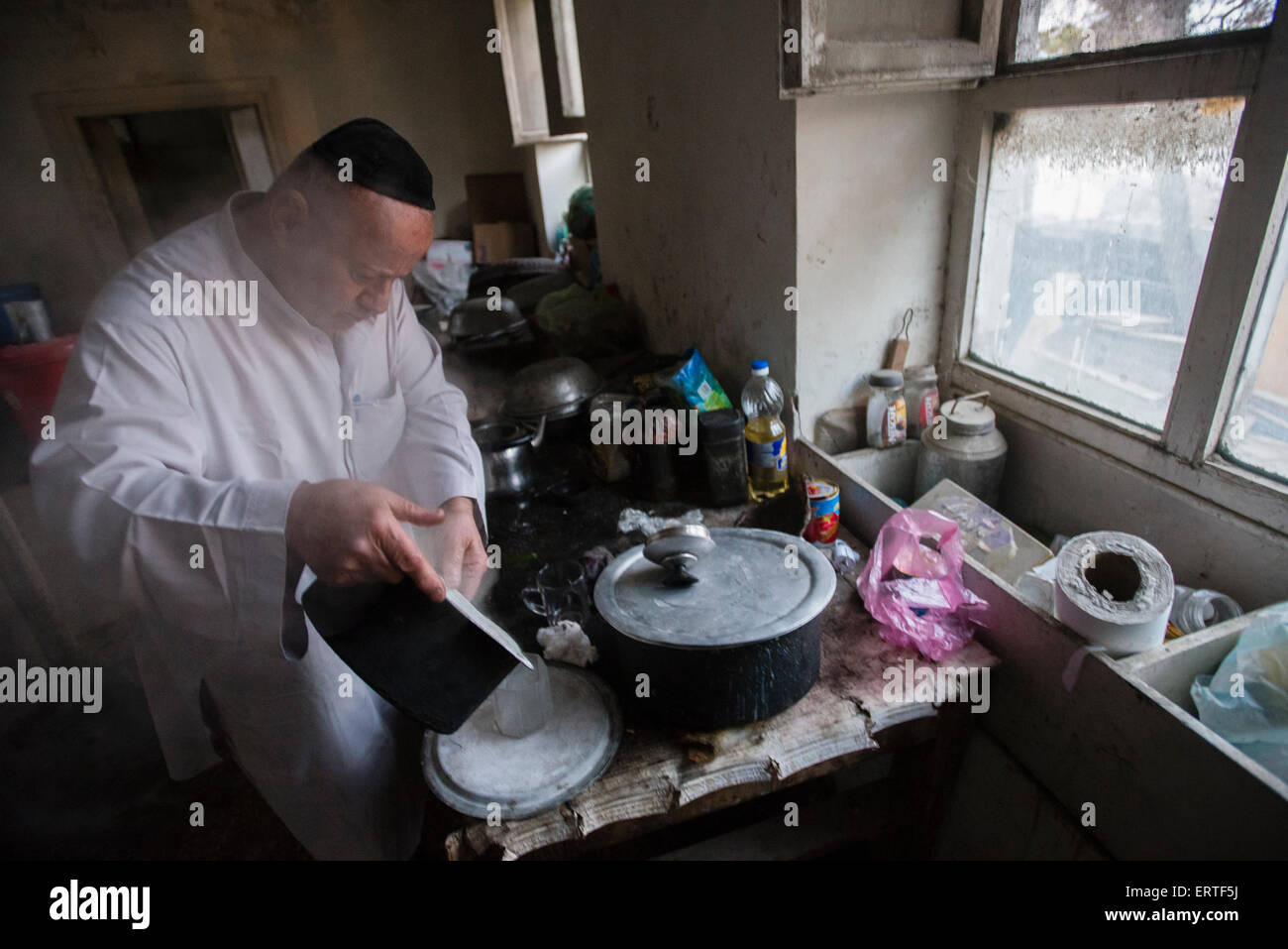 Zabolon Simantov, die letzten afghanischen Juden bereitet Tee in seiner Küche, Kabul, Afghanistan Stockfoto