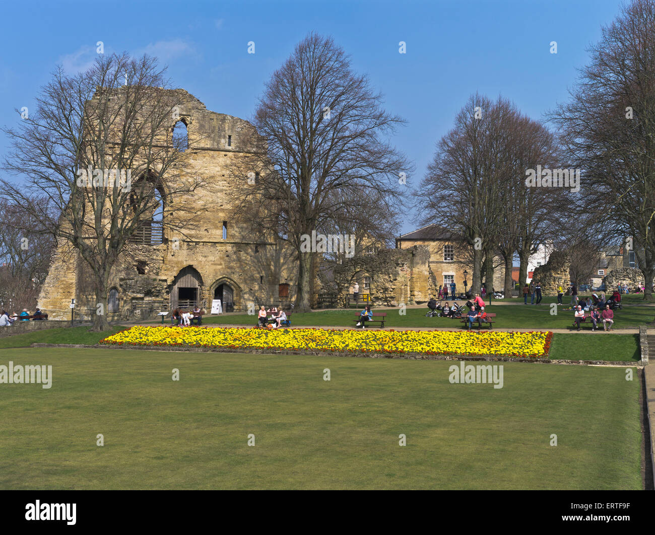 dh Knaresborough Castle KNARESBOROUGH NORTH YORKSHIRE Menschen Entspannung Bänke Schloss und Park Gärten Schlösser Frühling Garten Parks großbritannien Stockfoto