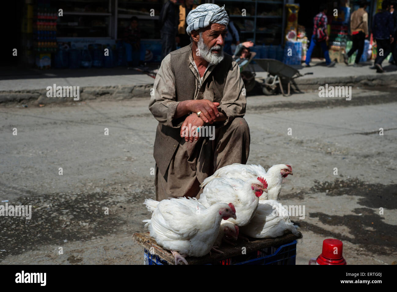 Ältere Mann verkauft Hühner in Straßenmarkt in der dritten Macrorayan, Nachbarschaft bebauten durch sowjetische mehrstöckige Apartmenthäuser im sowjetisch-afghanischen militärischen Zusammenarbeit ab der 1970er Jahre bis 1989, Kabul, Afghanistan Stockfoto