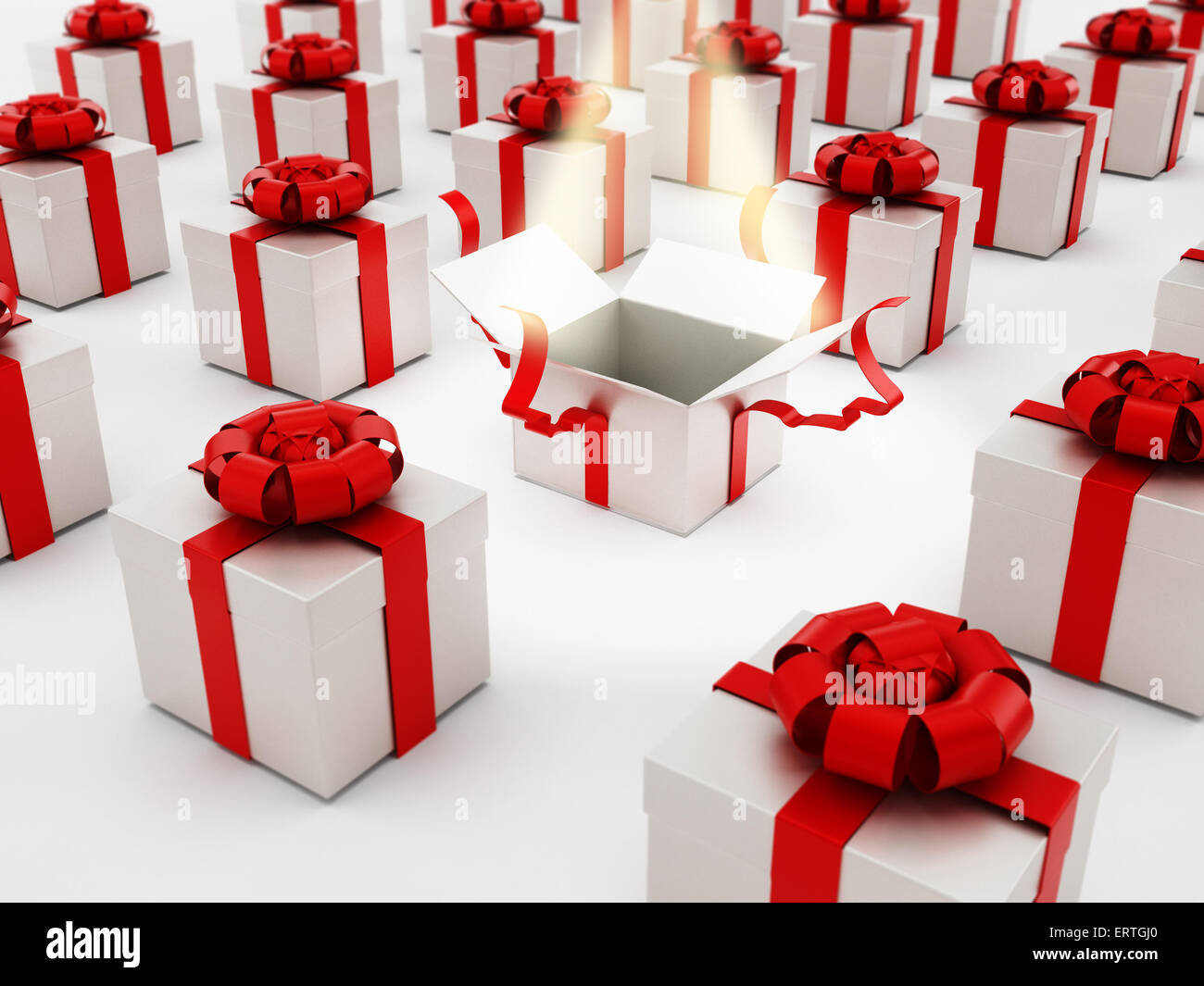 Vielfarbig öffnen Geschenk Box stehen unter anderem Stockfoto