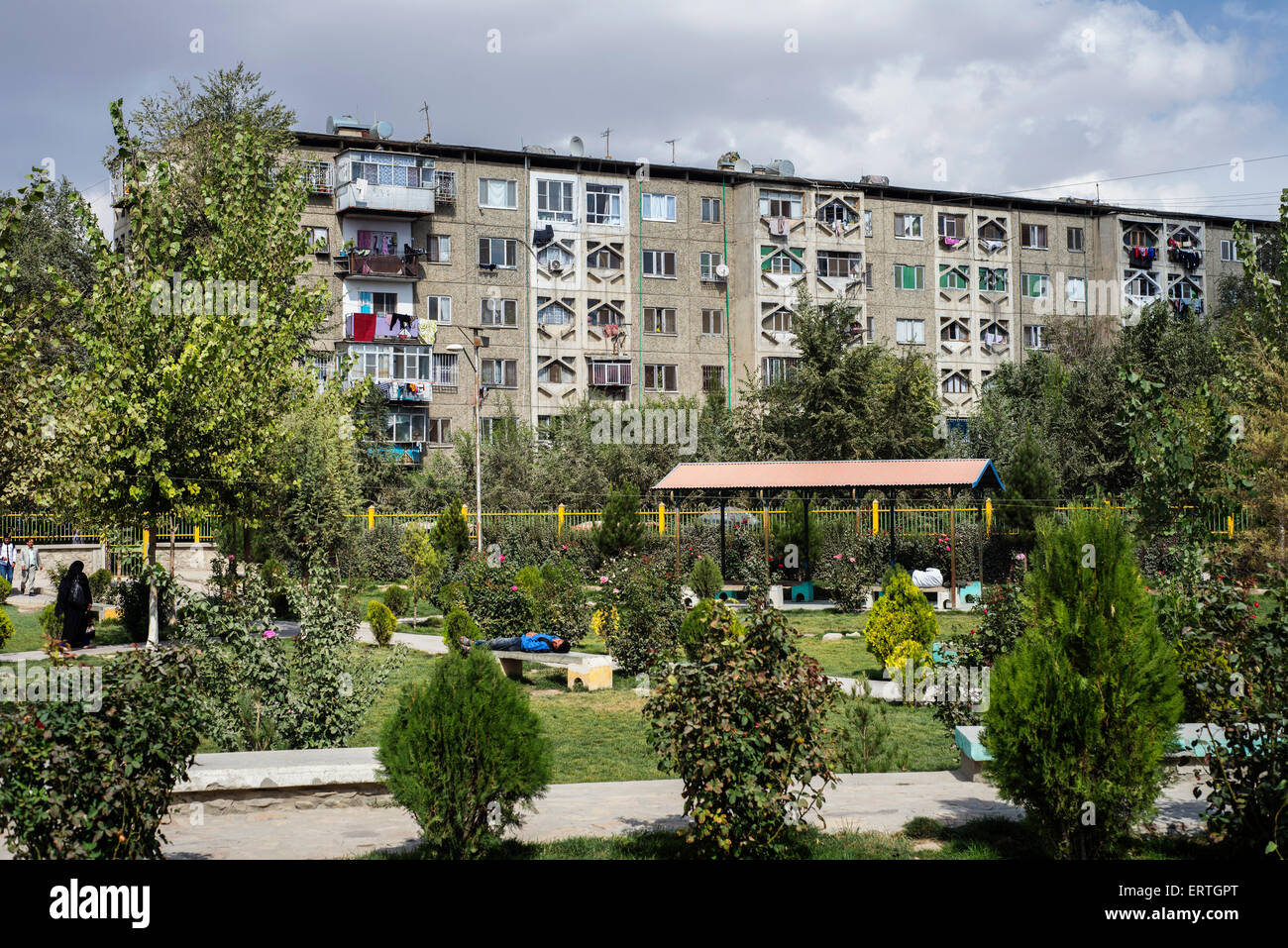Ansicht des mehrgeschossigen Wohnhauses aus dem Park im dritten Macrorayan, Nachbarschaft bebauten durch sowjetische mehrstöckige Apartmenthäuser im sowjetisch-afghanischen militärischen Zusammenarbeit ab der 1970er Jahre bis 1989, Kabul, Afghanistan Stockfoto