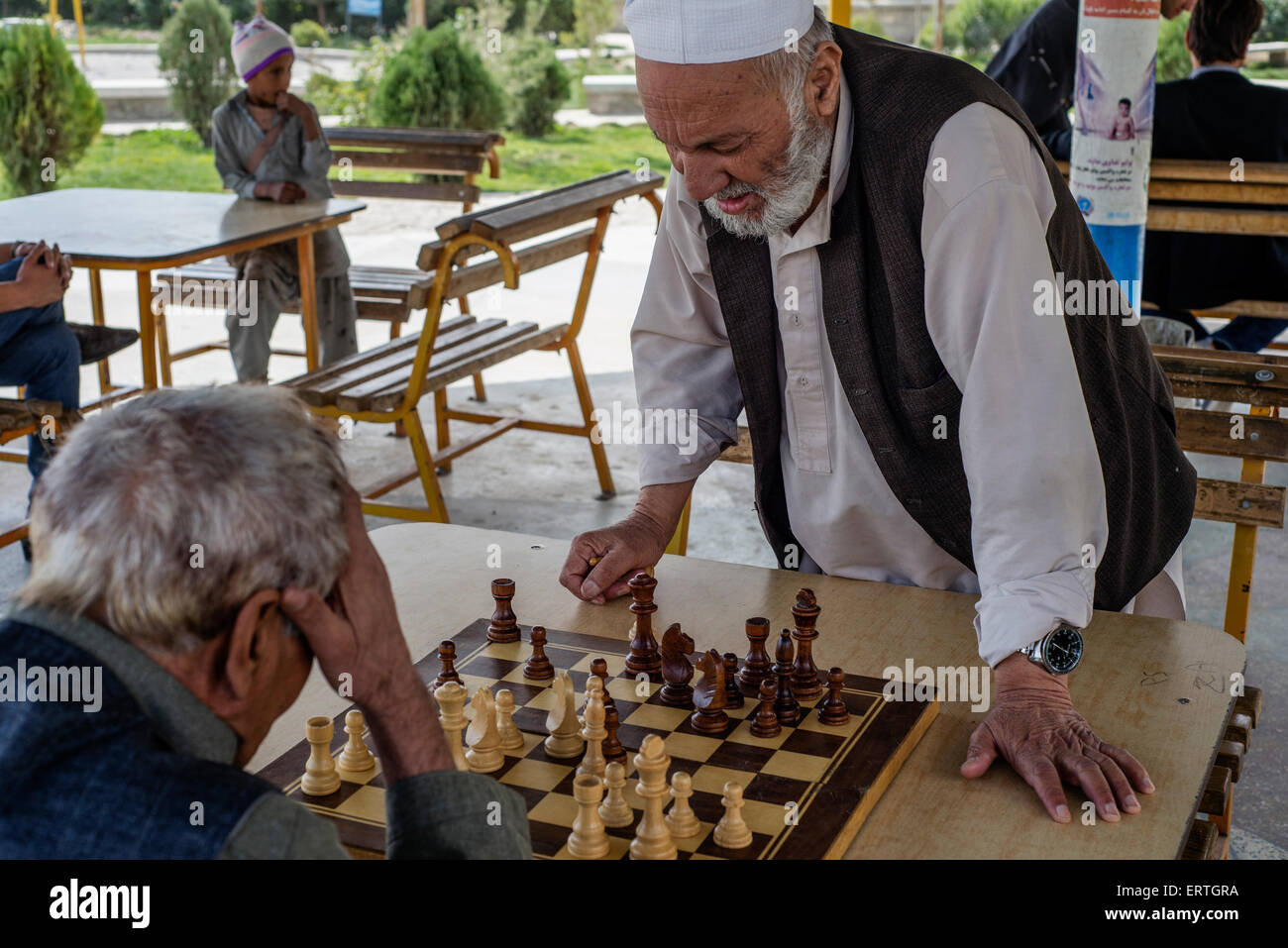 Alte Männer spielen Schach im Park im dritten Macrorayan, Nachbarschaft bebauten durch sowjetische mehrstöckige Apartmenthäuser im sowjetisch-afghanischen militärischen Zusammenarbeit ab der 1970er Jahre bis 1989, Kabul, Afghanistan Stockfoto