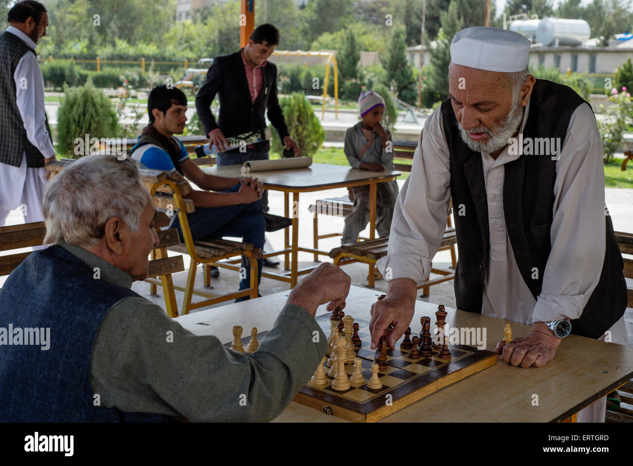 Alte Männer spielen Schach im Park im dritten Macrorayan, Nachbarschaft bebauten durch sowjetische mehrstöckige Apartmenthäuser im sowjetisch-afghanischen militärischen Zusammenarbeit ab der 1970er Jahre bis 1989, Kabul, Afghanistan Stockfoto